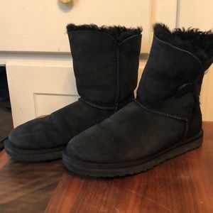 Black short Bailey button uggs